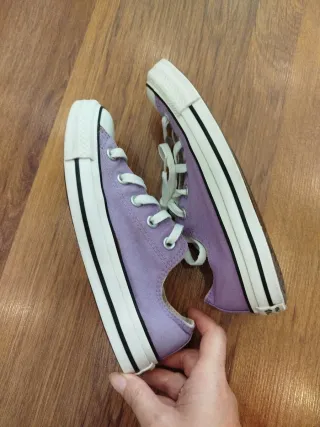 Zapatillas Converse Moradas y Blancas