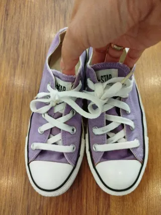 Zapatillas Converse Moradas y Blancas