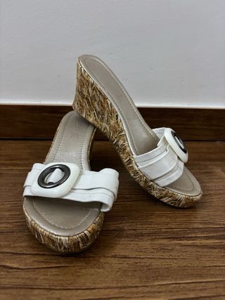 Sandalias de cuña blancas