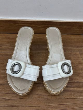 Sandalias de cuña blancas