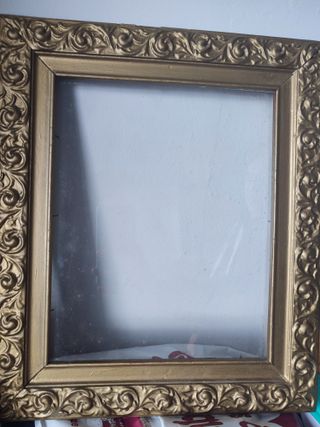 Marco de madera antiguo dorado