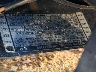 Motor fueraborda Mercury rojo