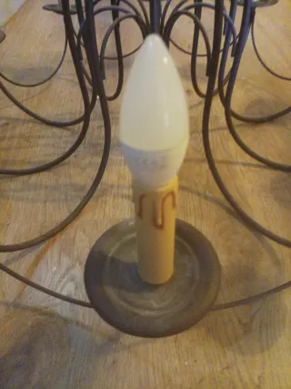 Lámpara de araña de metal marrón.