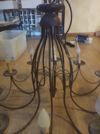 Lámpara de araña de metal marrón.