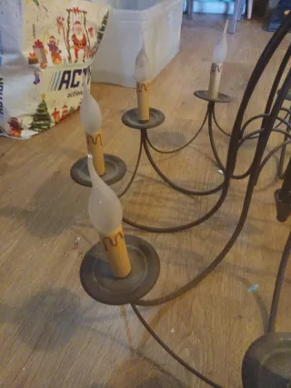 Lámpara de araña de metal marrón.