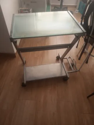 Escritorio de cristal y aluminio con ruedas