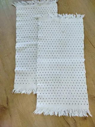 Due tappetini da bagno bianchi con punti neri