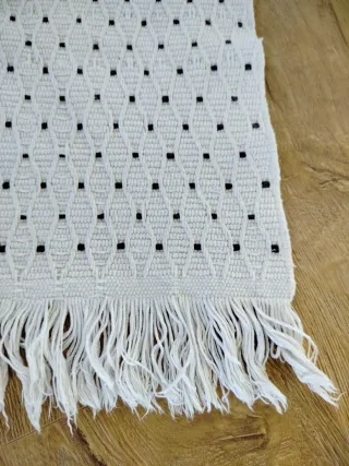 Due tappetini da bagno bianchi con punti neri