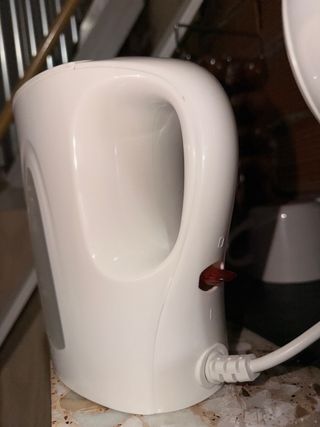 Hervidor de agua blanco