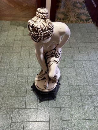 Estatua de porcelana mujer