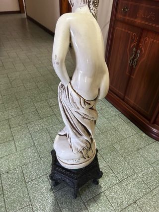 Estatua de porcelana mujer