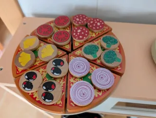 Cocinita de madera con accesorios