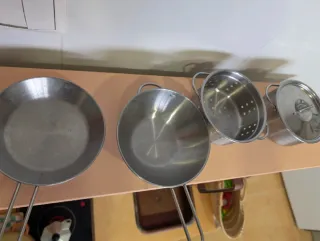 Cocinita de madera con accesorios