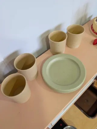 Cocinita de madera con accesorios