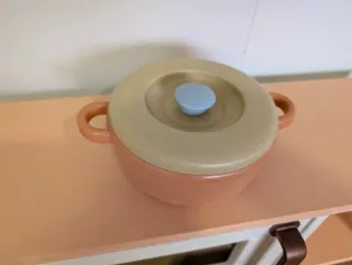 Cocinita de madera con accesorios