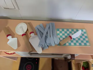 Cocinita de madera con accesorios