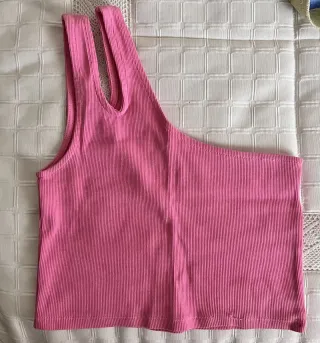 Top asimétrico rosa de Mango - Talla XS-S.