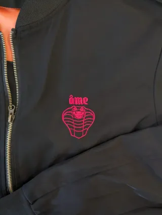 Cazadora negra con serpiente roja