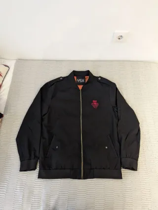 Cazadora negra con serpiente roja