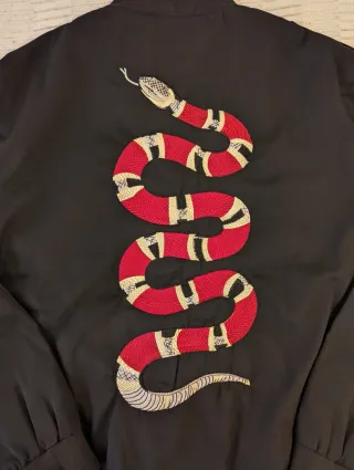 Cazadora negra con serpiente roja