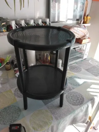 Tavolino smontabile in plastica. 51 cm alto x 36 cm prof.