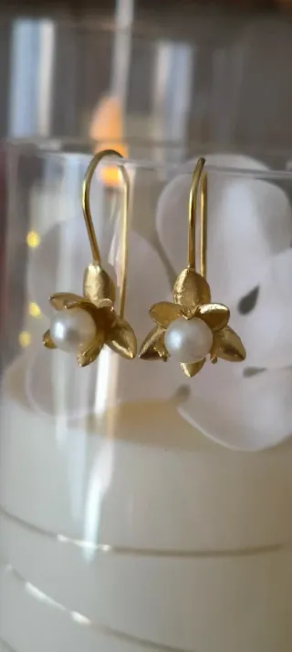 Brincos Dourados Flor Pérola