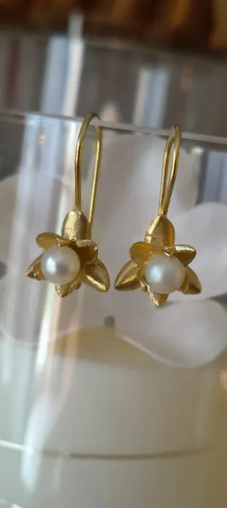 Brincos Dourados Flor Pérola