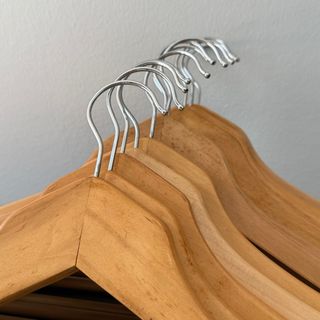 Pack 70 Perchas Madera Natural