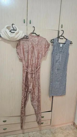 Mono rosa encaje y vestido rayas