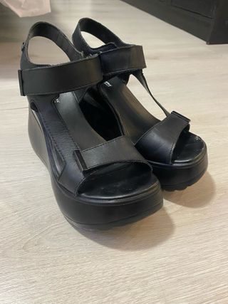 Sandalias de cuña negras