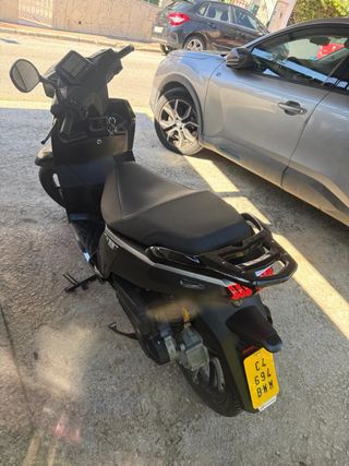 Peugeot Tweet 49cc Scooter Negra casi nueva 2500k