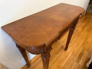 Mesa de madera maciza tallada.institucional