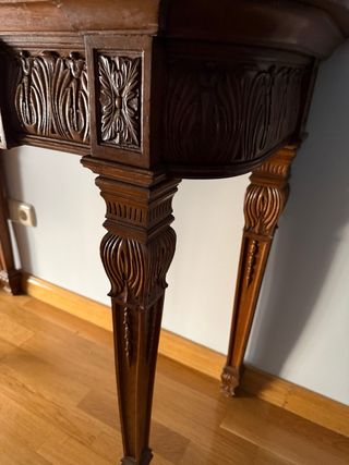 Mesa de madera maciza tallada.institucional