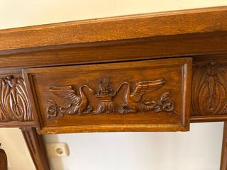 Mesa de madera maciza tallada.institucional