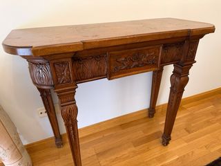 Mesa de madera maciza tallada.institucional