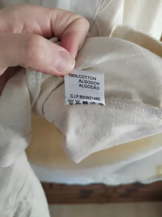 Camisa beige con bordado y lentejuelas