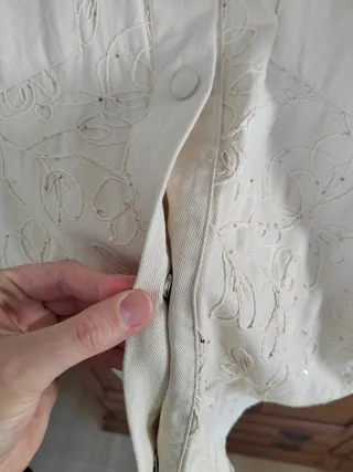 Camisa beige con bordado y lentejuelas