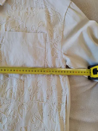 Camisa beige con bordado y lentejuelas