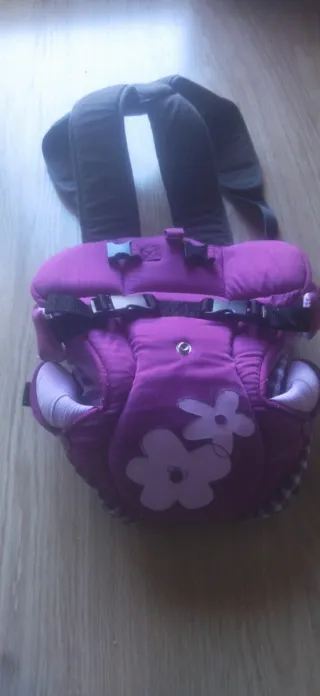 Mochila portabebés morada con flores
