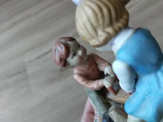 Figurita de cerámica niños en balancín