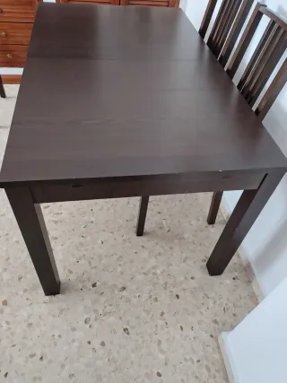 Mesa de comedor de madera