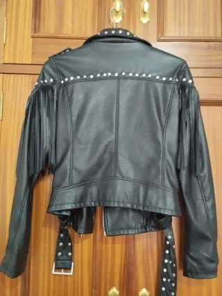 Cazadora polipiel tachuelas y flecos Talla L