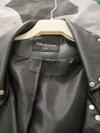 Cazadora polipiel tachuelas y flecos Talla L