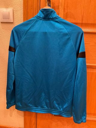 Chaqueta deportiva Adidas azul y negra. 14 años