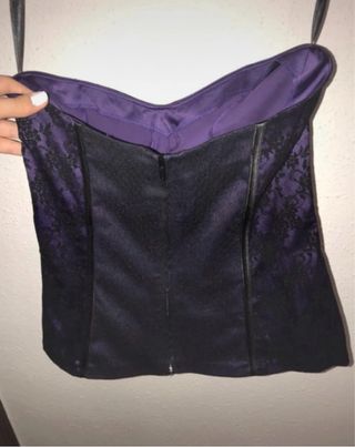 Top sin tirantes morado y negro