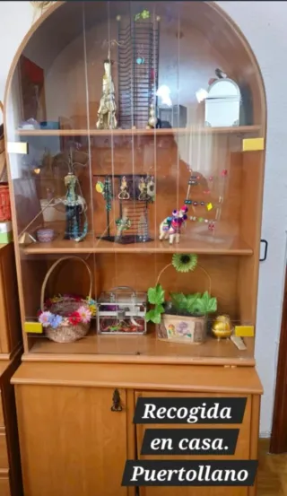 Mueble expositor de madera y cristal