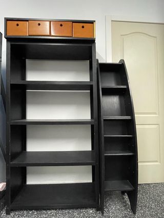 Estantería negra con cajones marrones