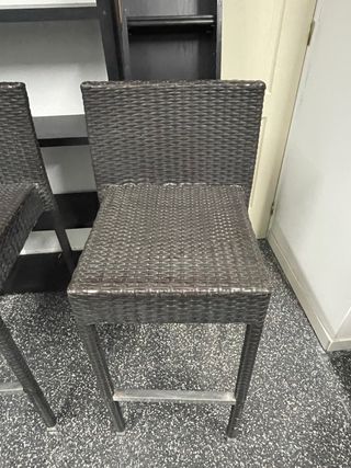 Estantería negra con cajones marrones