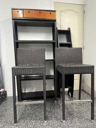 Estantería negra con cajones marrones