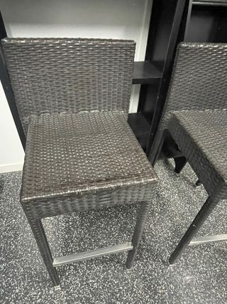 Estantería negra con cajones marrones